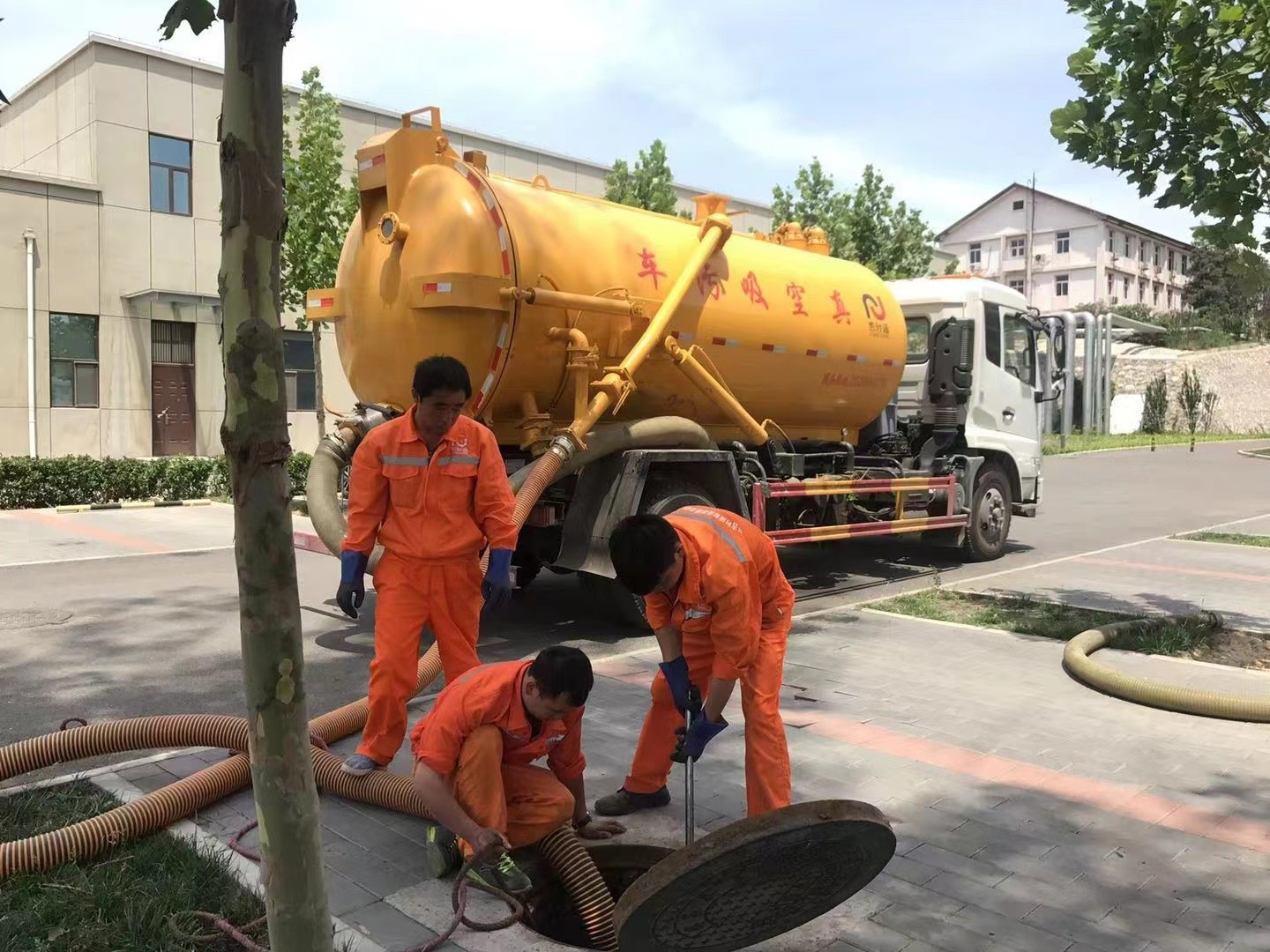 弥勒管道疏通车停在窨井附近