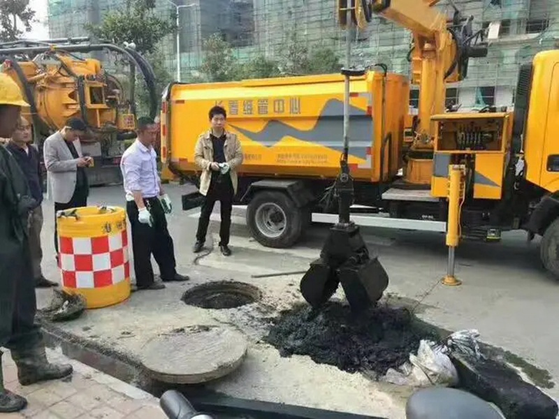 弥勒街道：网格员化身“清道夫”，为民解忧疏通“堵心”化粪池