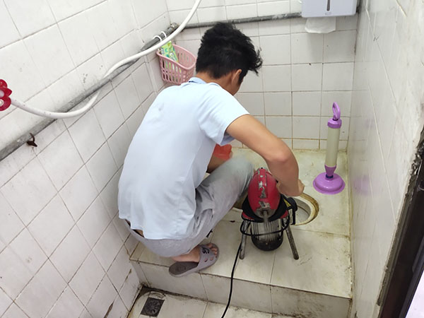 弥勒管道堵塞冒臭气 专业师傅现场解决问题