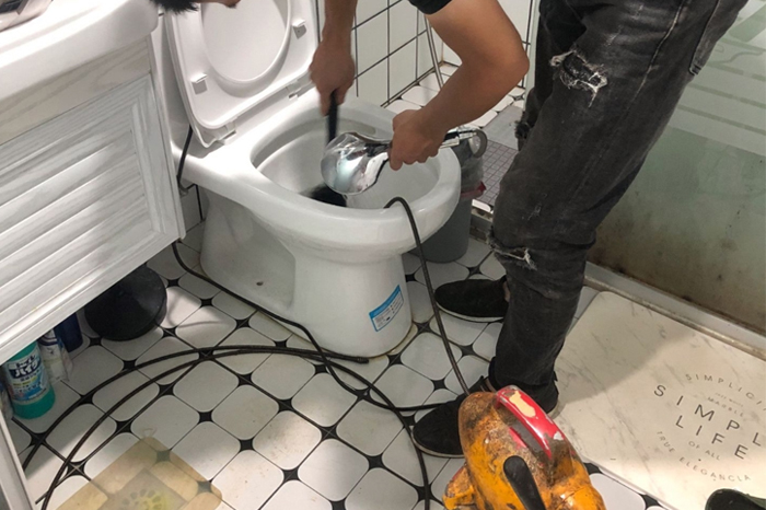弥勒马桶堵塞自己疏通还是找师傅?专业上门服务让你省时更省心