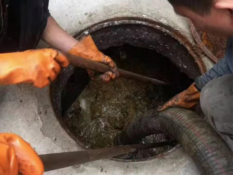 弥勒清理化粪池时如何避免沼气的危害?